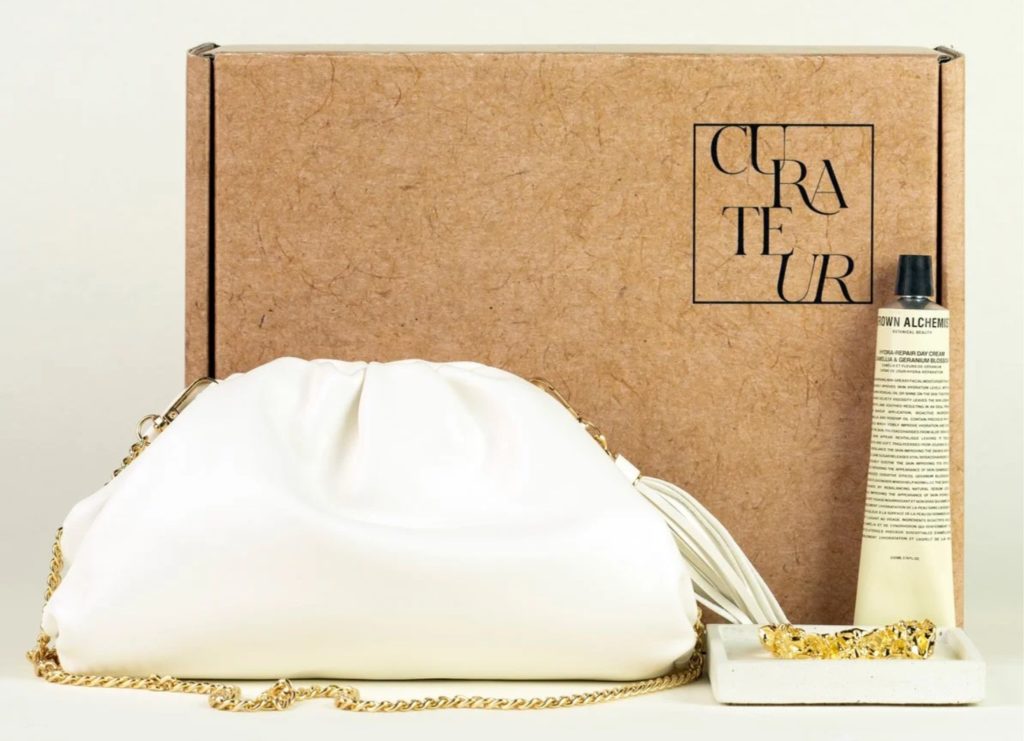 Curateur 免费 Welcome Box，包含一个皮质手包、一个手镯、一个面霜【价值 $35，手慢无】