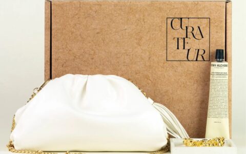 Curateur 免费 Welcome Box，包含一个皮质手包、一个手镯、一个面霜【价值 $35，手慢无】