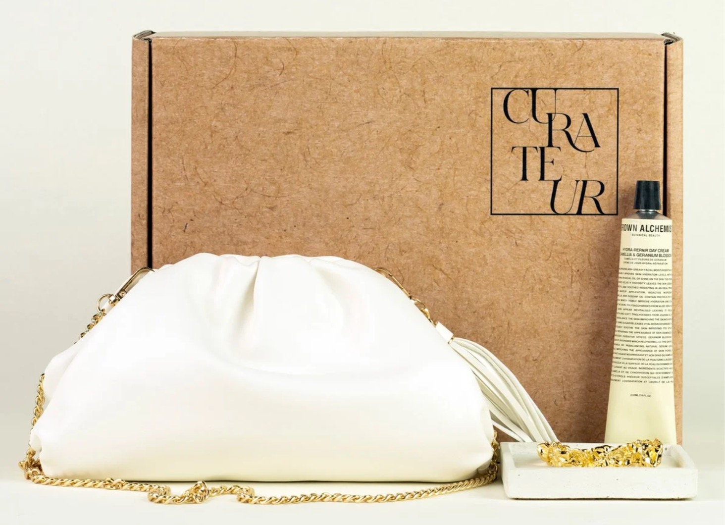 Curateur 免费 Welcome Box，包含一个皮质手包、一个手镯、一个面霜【价值 $35，手慢无】