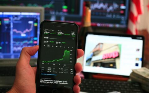 Webull 转仓到 Robinhood、SoFi、Public 送 3%：三家条款对比【SoFi 10/15、Robinhood 10/16 截止】