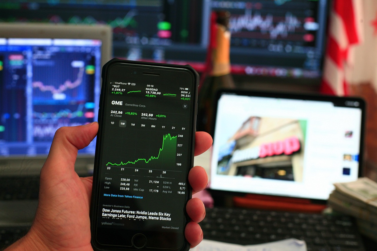 Webull 转仓到 Robinhood、SoFi、Public 送 3%：三家条款对比【SoFi 10/15、Robinhood 10/16 截止】